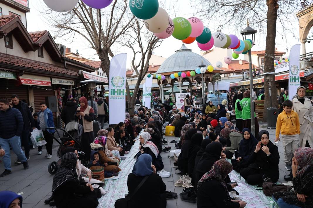 İHH Konya’dan Ümmet İftarı: 4 bin kişi Kapu Camii önünde, 180 bin kişi Gazze’de aynı sofrada buluştu 7